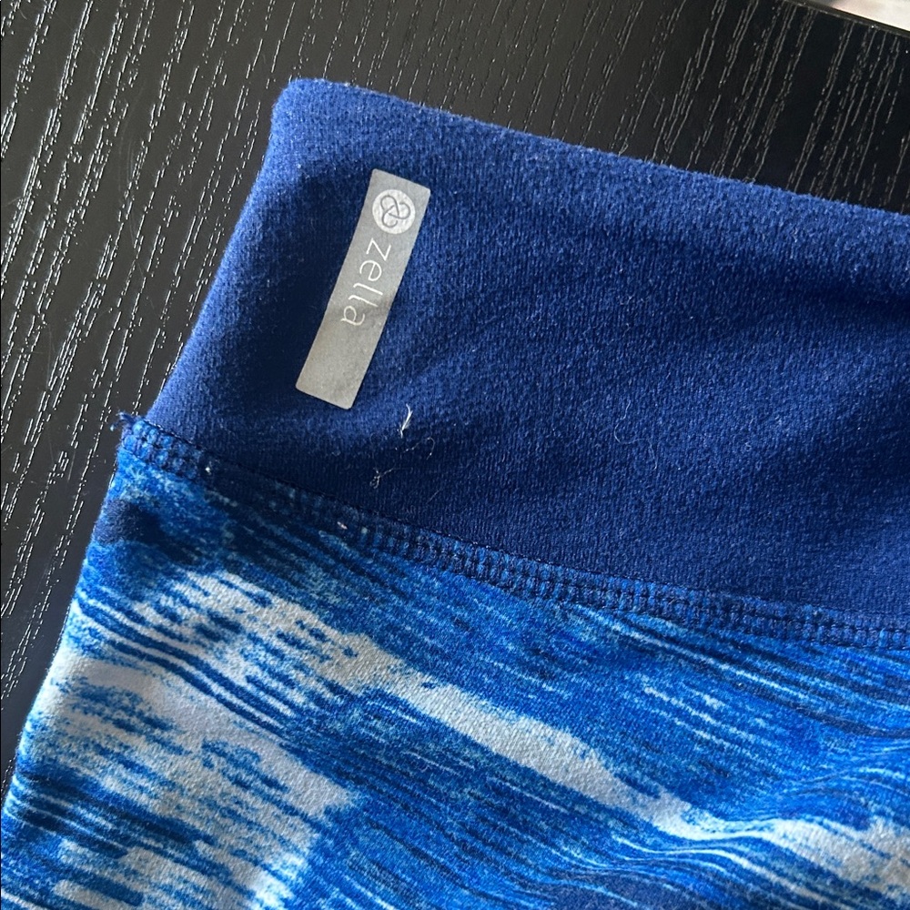 Zella Navy and White Abstract Leggings with inside waist pocket. - Picture 4 of 8